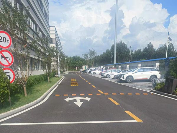 王沙路重新施划交通标志标线 为岛城建设美好家园