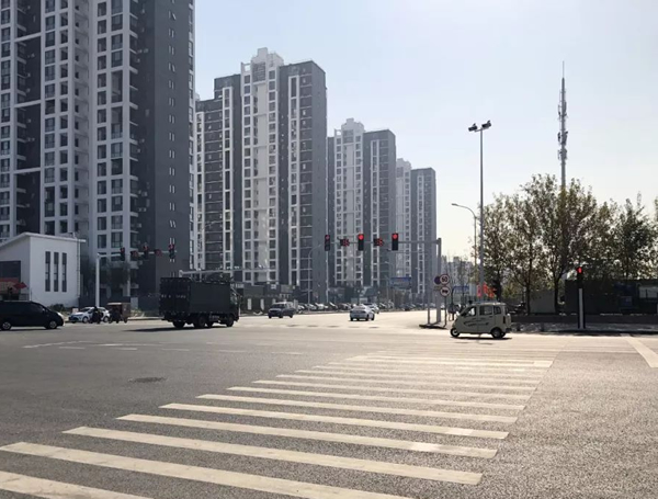 我们青岛划线施工公司无法正常画线，导致此路一直拖延到现在没开通