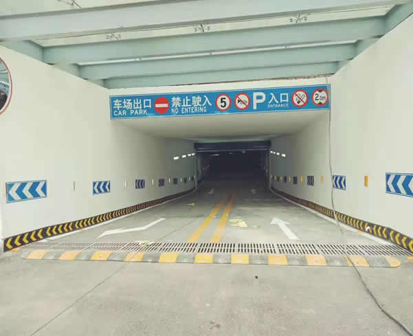 宝龙小区地下停车场划线以及减速带已安装完毕