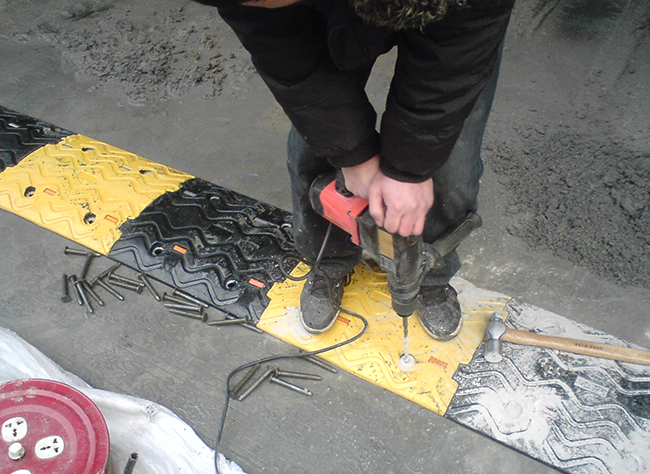 在青岛减速带在公路和城市道路上使用的橡胶减速垄高度与宽度尺寸之比应不大于0.7