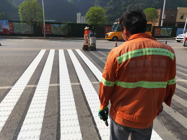 青岛中跃完成高新区租赁车停车场内车位划线工