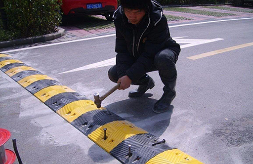 道路上装减速带的作用和用途