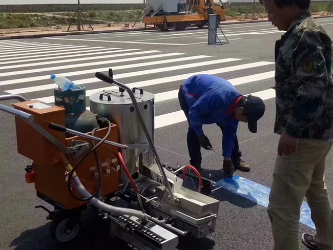 下面青岛划线小编介绍交通划线机的三个组成部分