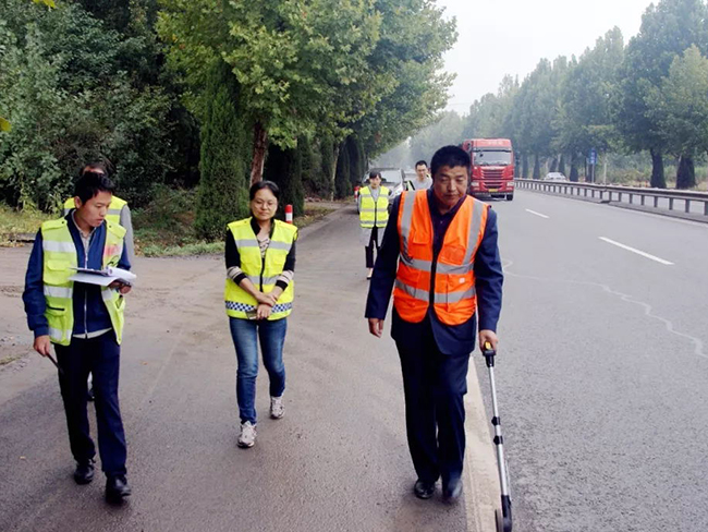 验收组要求我们青岛划线施工单位立即安排人员进行整改