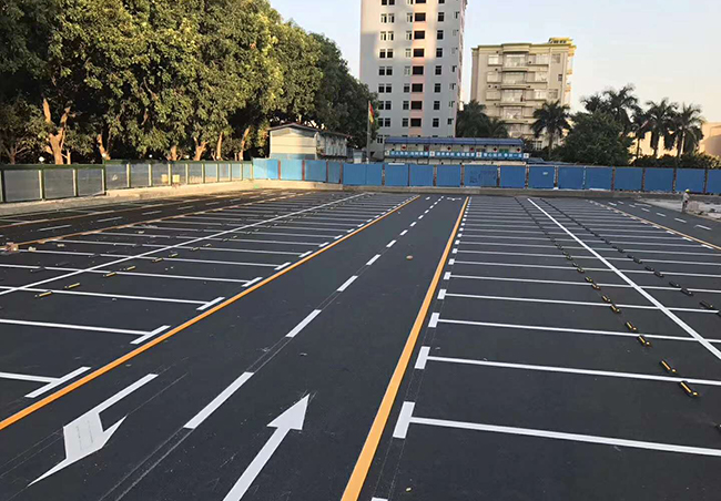 道路交通标线在道路上的主要作用是什么？