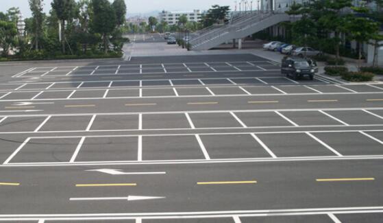 社区停车场划线施工完工