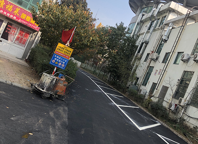在我们青岛划线技术员工的沟通下，我们为该小区规划了600个车位的划线位置