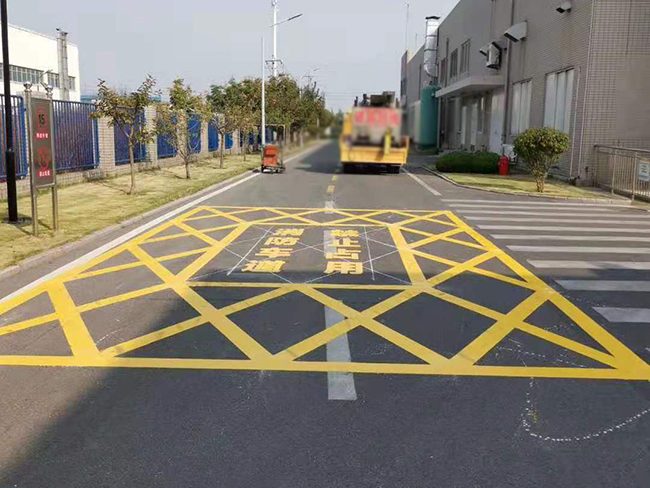 我们安排了资深的青岛划线团队进行前往现场开展要道划线工作