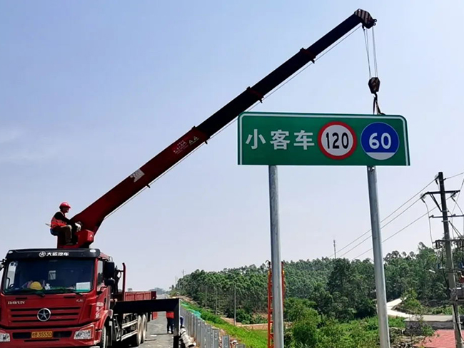 青岛中跃承接的即青高速交通标志开工安装中