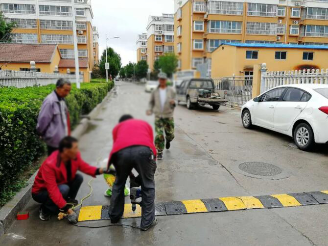 康馨园小区安装减速带安装完成