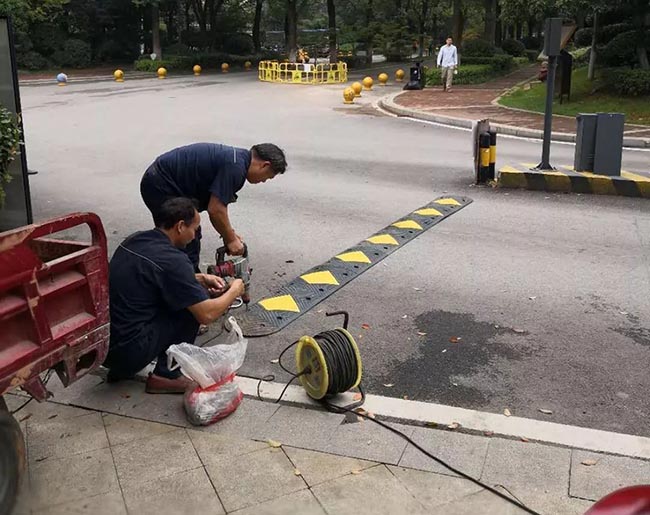 青岛中跃交通为小区安装减速带，让市民出行更